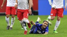 Pemain Lazio, Luis Alberto jatuh saat berebut bola dengan pemain  FC Salzburg pada leg kedua Liga Europa di Red Bull Arena, Austria, (12/4/2018). Salzburg lolos ke semifinal dengan agregat gol 6-5. (AP/Kerstin Joensson)