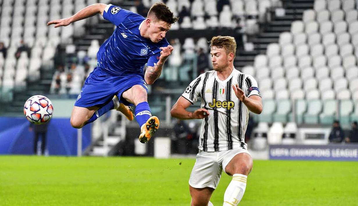 Bek Juventus, Matthijs de Ligt, berebut bola dengan pemain Dynamo Kiev, Benjamin Verbic, pada laga Liga Champions di Stadion Allianz, Kamis (3/12/2020). Juventus menang dengan skor 3-0. (Marco Alpozzi/LaPresse via AP)