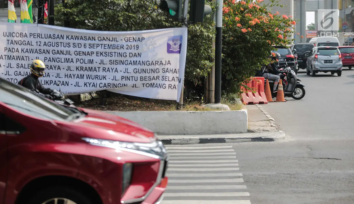 Spanduk sosialisasi sistem ganjil genap terpasang di kawasan Jalan Fatmawati Raya, Jakarta, Jumat (9/8/2019). Sosialisasi perluasan sistem ganjil genap dilakukan mulai 7 Agustus hingga 8 September 2019. (Liputan6.com/Faizal Fanani)