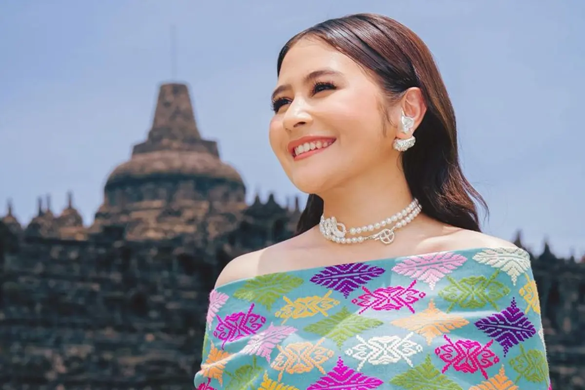 Potret Prilly Latuconsina di Candi Borobudur, Menawan dengan Kain Nusantara