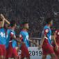 Para suporter merayakan kemenangan Timnas Indonesia atas UEA pada laga AFC U-19 Championship di SUGBK, Jakarta, Selasa (24/10). Indonesia menang 1-0 atas UEA. (Bola.com/Vitalis Yogi Trisna)