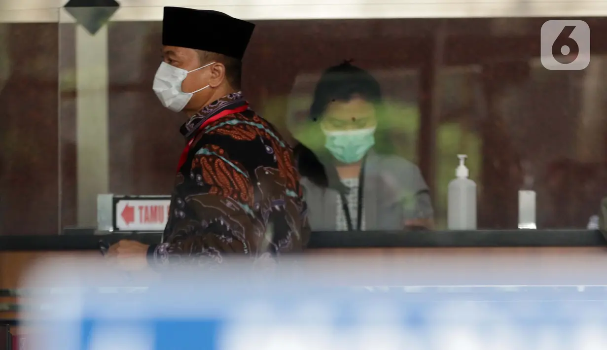 Ketua Komisi VIII DPR RI, Yandri Susanto bersiap menjalani pemeriksaan di Gedung KPK, Jakarta, Selasa (30/3/2021). Yandri Susanto diperiksa sebagai saksi untuk tersangka Matheus Joko Santoso terkait dugaan suap pengadaan bansos untuk wilayah Jabodetabek Tahun 2020. (Liputan6.com/Helmi Fithriansyah)
