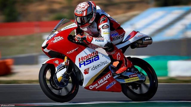 6 Potret Pembalap Mario Suryo Aji, Bawa Bendera Sambil Berkendara di Sirkuit Mandalika