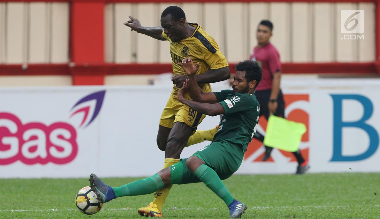 Pemain Persebaya, Fandry Imbiri (kanan) berebut bola dengan penyerang Bhayangkara FC, Herman Dzumafo pada lanjutan Go-Jek Liga 1 Indonesia bersama Bukalapak di Lapangan PTIK, Jakarta, Rabu (11/7). Laga berakhir imbang. (Liputan6.com/Helmi Fthriansyah)