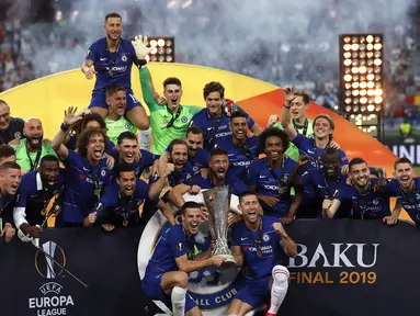 Pemain Chelsea merayakan gelar juara Liga Eropa 2019 usai mengalahkan Arsenal pada laga final Liga Eropa di Baku Olympic Stadium, Kamis (30/5) dini hari WIB. Chelsea menang 4-1 atas Arsenal. (AP Photo/Darko Bandic)
