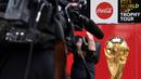 Seorang jurnalis mengambil gambar trofi FIFA World Cup saat FIFA World Cup Trophy Tour di Paris (20/3). Piala Dunia 2018 diselenggarakan 14 Juni dan 15 Juli 2018 di Rusia. (AFP Photo/Franck Fife)