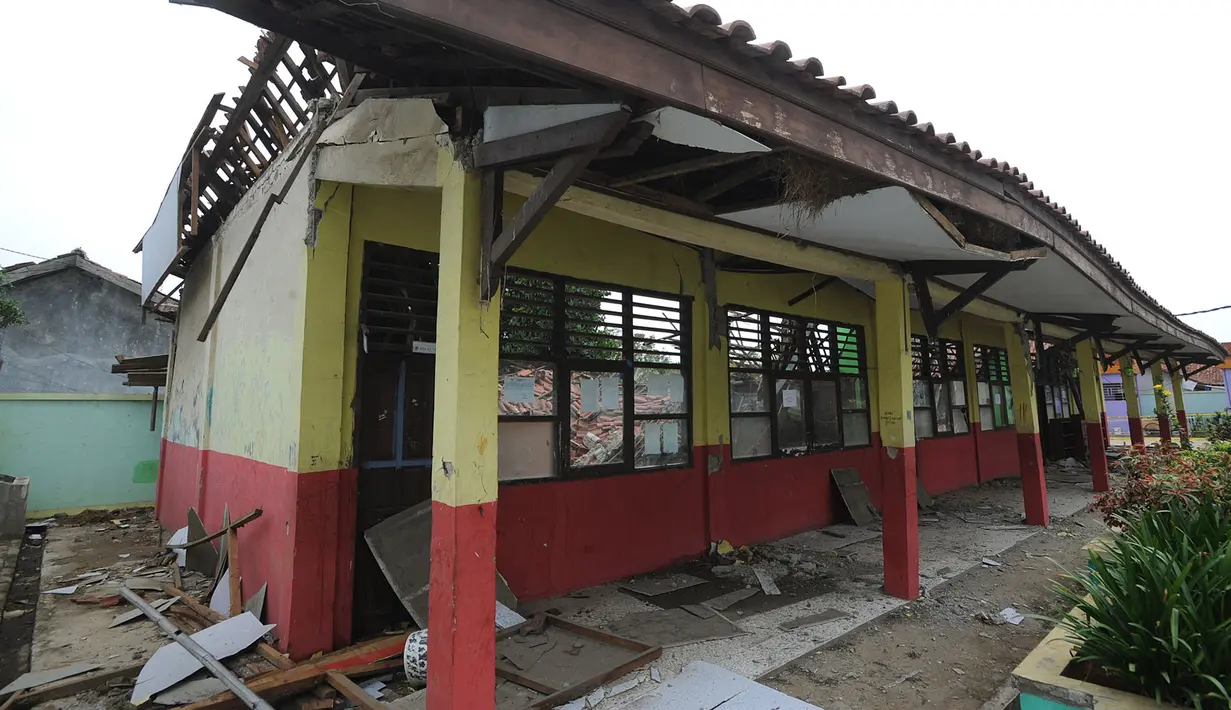 Kondisi bangunan sekolah yang ambruk di SDN Malangnengah II di Kampung Jaha, Desa Malang Negah, Kec. Pangedagang, Kabupaten Tangerang, Banten, Rabu (13/11/2019). Tiga ruang kelas di SD itu roboh akibat kontur tanah di lingkungan sekolah yang ambles karena hujan. (merdeka.com/Arie Basuki)