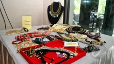 Yayasan Pernik Nusantara menggelar pameran Pernik Nusantara yang bertempat di Rarampa Resto, Kebayoran Baru, Minggu (3/5/2015). Pameran tersebut menampilkan beragam kerajinan asli nusantara seperti busana dan perhiasan. (Liputan6.com/Yoppy Renato) 