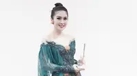 Kebaya modern model off shoulder dipadukan dengan rok batik dengan detail high slit buat Sandra Dewi makin elegan. [@sandradewi88]