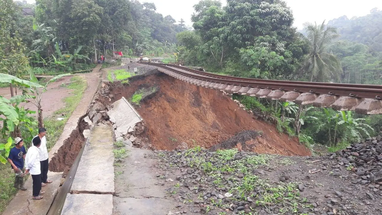 Longsor di jalur kereta Bogor - Sukabumi (Liputan6.com/Achmad Sudarno)