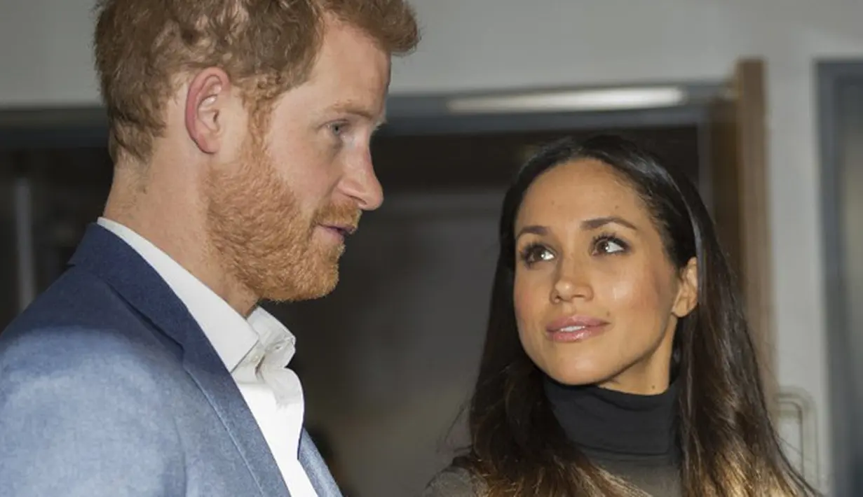 Bukan tanpa alasan pasangan ini memilih Banana Cake untuk kue pernikahan mereka. Ternyata keduanya sama-sama senang mengonsumsi buah pisang, dan itu lah yang menjadi salah satu alasannya. (AFP/Andy Stenning)