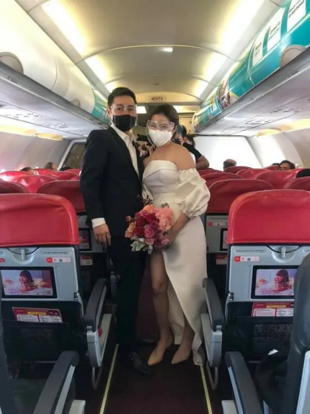 Romantis, Pasangan Ini Menikah di Pesawat Saat Berada di Ketinggian 37.000 Kaki. (Sumber: worldofbuzz)