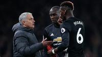 Pelatih Manchester United Jose Mourinho memberi arahan ke pemainnya Paul Pogba saat melawan Arsenal dalam pertandingan Liga Inggris di stadion Emirates, London (2/12). (AP Photo/Kirsty Wigglesworth)