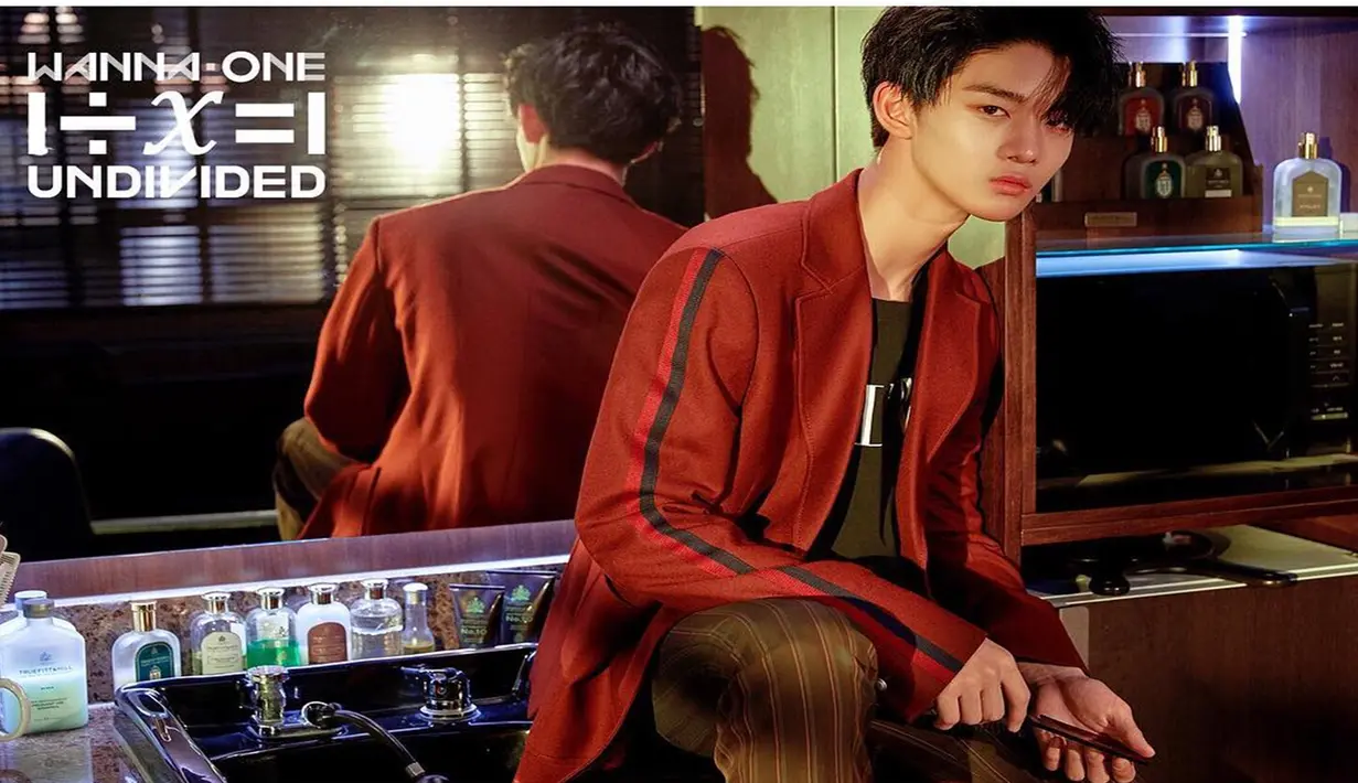 Walaupun termasuk member muda di grupnya, Bae Jinyoung tetap mampu tampil dewasa dan keren saat berganti gaya rambut menjadi hitam. Pesonanya tentu sudah tak diragukan lagi dalam album UNDIVIDED. (Liputan6.com/Instagram/@wannaone.official)