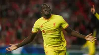 Bek Liverpool, Ibrahima Konate berselebrasi usai mencetak gol ke gawang Benfica pada pertandingan leg pertama perempat final Liga Champions di stadion Luz di Lisbon (6/4/2022). Liverpool menang atas Benfica 3-1. (AFP/Carlos Costa)