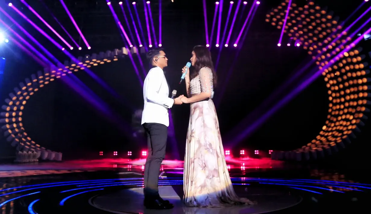 Bahkan di panggung spektakuler yang dihiasi dengan lampu LED Kinetik, penyanyi cantik Raisa secara eksklusif membawakan lagu terbarunya berjudul 'Kali Kedua'. (Adrian Putra/Bintang.com)