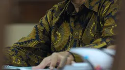 Terdakwa suap perizinan dan pengadaan proyek di lingkungan Ditjen Hubla TA 2016-2017 Antonius Tonny Budiono saat sidang di Pengadilan Tipikor, Jakarta, Rabu (28/3). Sidang mendengar keterangan Menhub, Budi Karya Sumadi. (Liputan6.com/Helmi Fithriansyah)