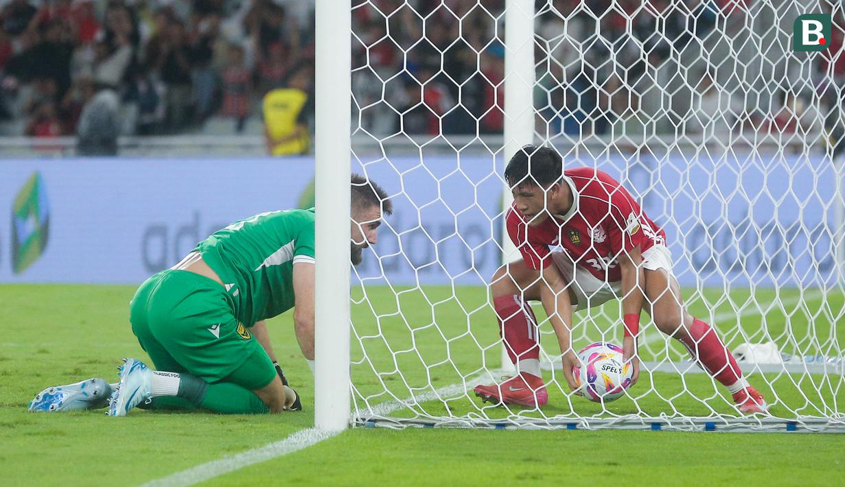 Pemain Liga Indonesia All Star, Eksel Runtukahu, mencetak gol ke gawang Oxford United dalam laga pembuka turnamen Piala Presiden 2025 di Stadion Utama Gelora Bung Karno (SUGBK), Minggu (6/7/2025) malam. (Bola.com/M Iqbal Ichsan)