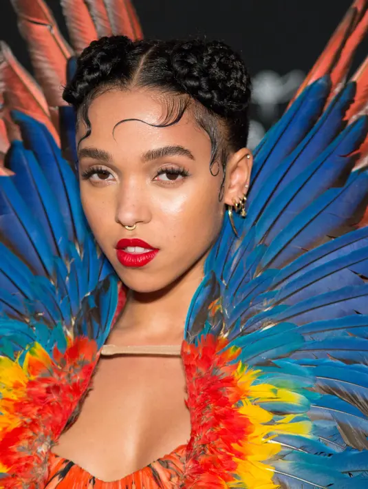 Beredarnya berita tidak menyenangkan tentang hubungan asmara mereka pun belum dikomentari secara langsung dari FKA Twigs maupun tunangannya yang sedang syuting film. (Bintang/EPA)