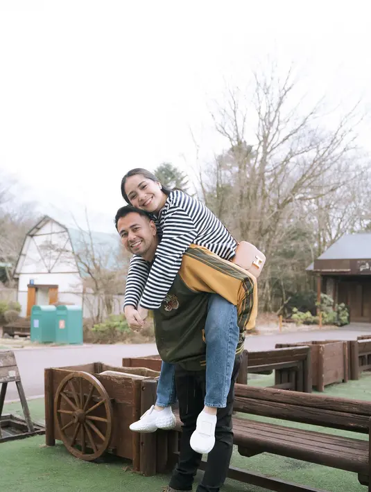 Sebelumnya, pasangan ini juga membagikan momen kemesraannya. Tampak, Raffi Ahmad mengendong istri tercintanya. Meski sering diterpa gosip, keduanya tetap menunjukkan kemesraannya. [Instagram/raffinagita1717]
