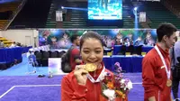 Atlet Wushu Indonesia Juwita Niza Wasni meraih medali emas dari nomor Women' Nandao pada Kejuaraan Dunia Wushu 2015 di Istora Senayan, Jakarta, Selasa (17/11/2015). (Liputan6.com/Antonius Hermanto)