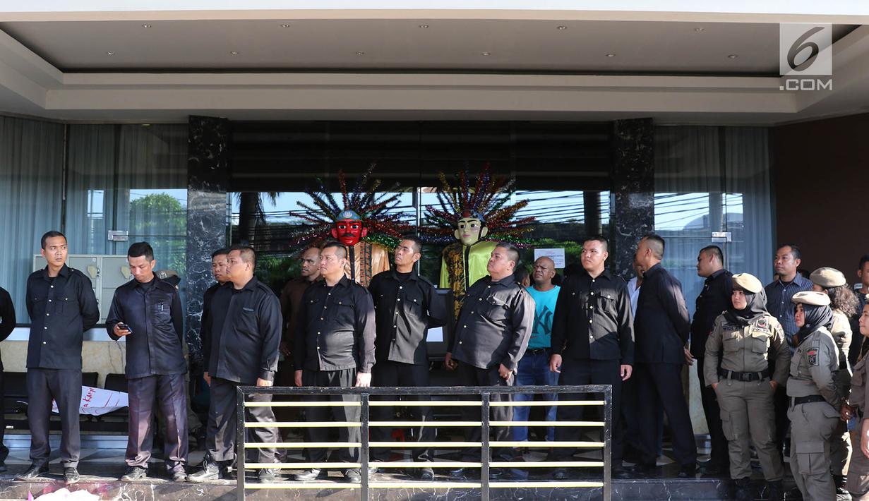 Sejumlah petugas keamanan berjaga menghadang Satpol PP wanita di depan Hotel Alexis, Jakarta, Kamis (29/3). Pemprov DKI Jakarta resmi menutup operasi Hotel Alexis. (Liputan6.com/Immanuel Antonius)