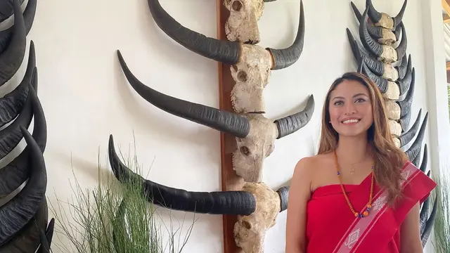 Cynthia Riza Istri Giring Tampil dengan Outfit dari Berbagai Daerah Nusantara dari Makassar hingga Papua. [@cynthiaganesha]