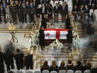 Georgia melangsungkan upacara pemakaman jenazah mantan Presiden Eduard Shevardnadze, Minggu (13/7/14). (REUTERS/David Mdzinarishvili)