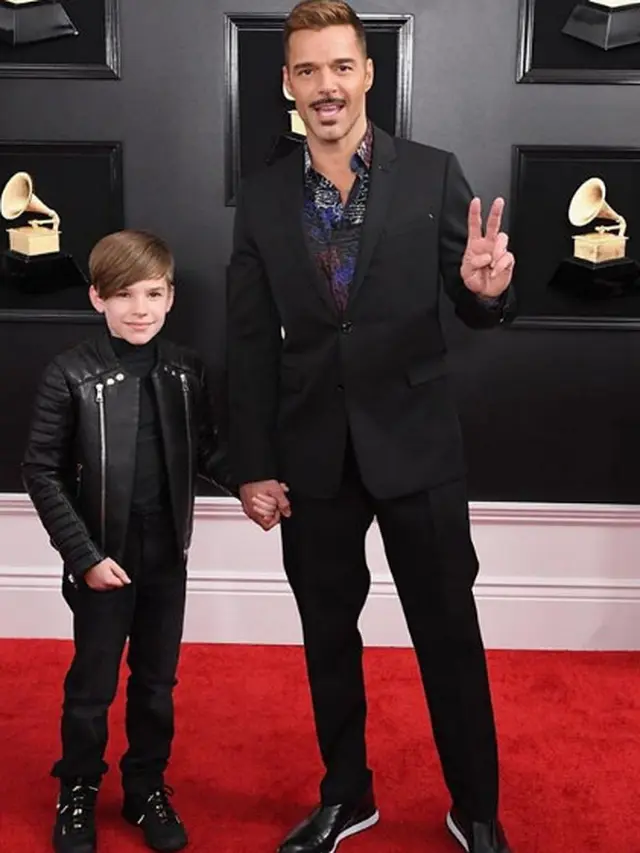 Datang Bareng Anak, Ricky Martin Bergaya Santai di Acara Grammy Awards ...