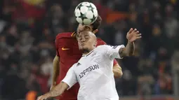 Bek AS Roma, Federico Fazio, duel udara dengan striker Qarabag, Dino Ndlovu, pada laga Liga Champions di Stadion Olimpico, Roma, Rabu (6/12/2017). AS Roma Menang 1-0 atas Qarabag. (AP/Alessandra Tarantino)