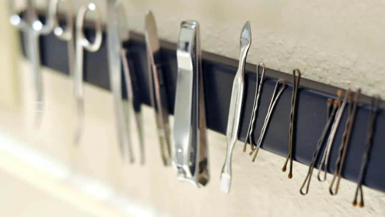 Mengorganisir Toiletries di Kamar Mandi Mungil