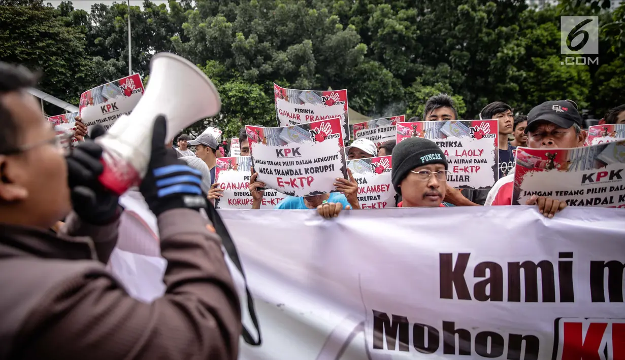 Massa aksi yang tergabung dalam Komando Aksi Mahasiswa dan Pemuda Anti Korupsi (Kompak) menggelar aksi unjuk rasa di depan Gedung KPK, Jakarta, Rabu (29/11). Mereka meminta KPK untuk mengusut kasus e-KTP lebih dalam lagi. (Liputan6.com/Faizal Fanani)