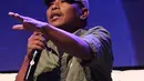 Penulis Dilan 1990 Pidi Baiq saat menyampaikan materi dalam diskusi panel di acara XYZ Day 2018 di The Hall, Senayan City, Jakarta, Rabu (25/4). (Liputan6.com/Herman Zakharia)