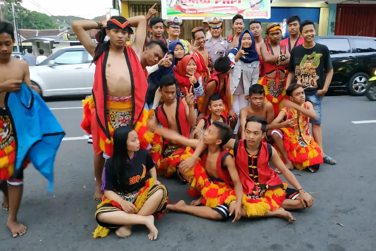 Pelajar yang menari jaranan di Kediri (Dian Kurniawan/Liputan6.com)