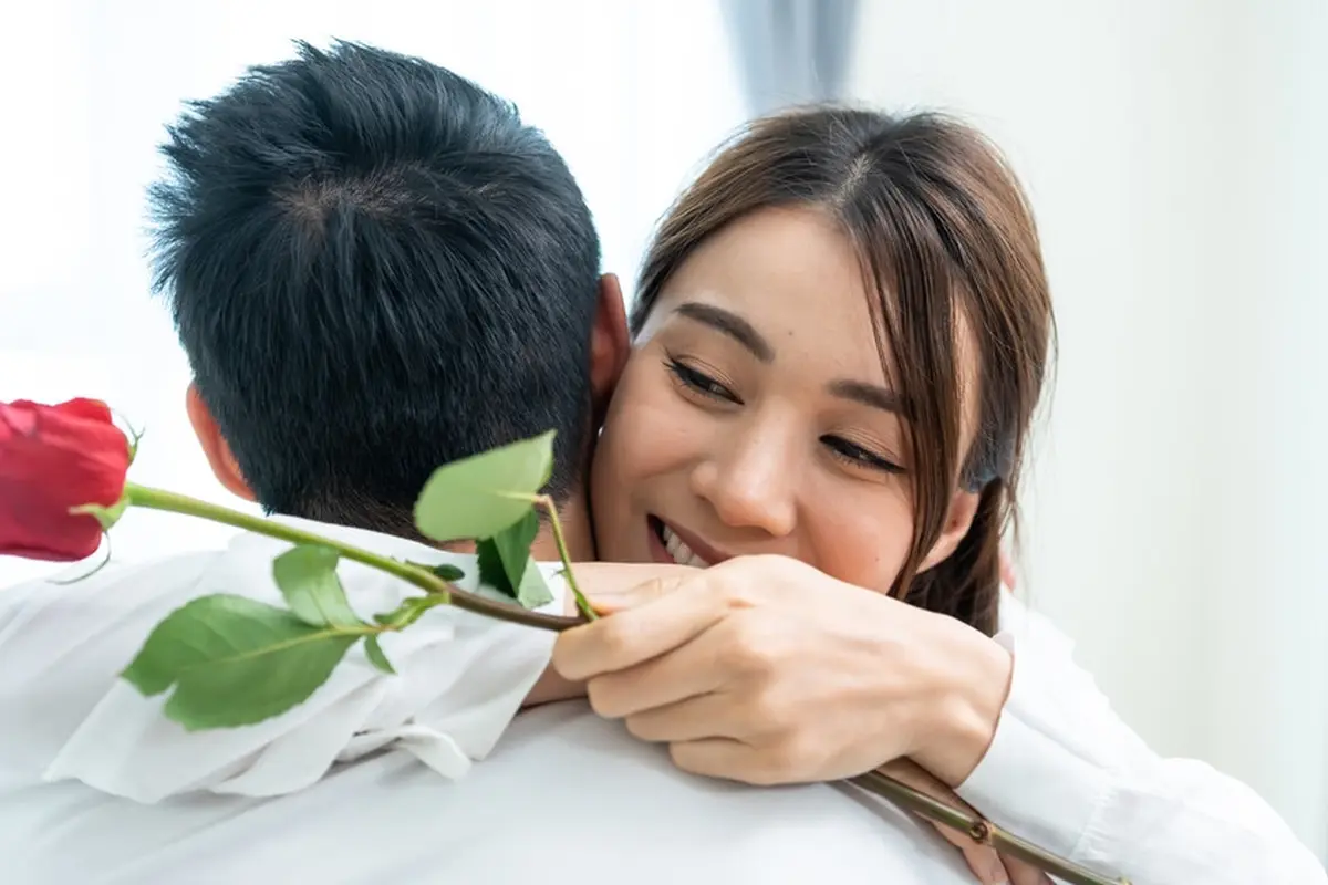 perempuan membawa bunga cinta