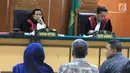 Mantan Lurah Kedoya Selatan, Nuraini Silviana (kiri) bersama dua mantan staf saat menjalani sidang sebagai saksi kasus mafia tanah dengan terdakwa pengusaha Muljono Tedjokusumo di PN Jakarta Barat, Rabu (5/12). (Liputan6.com/HO/Farid)