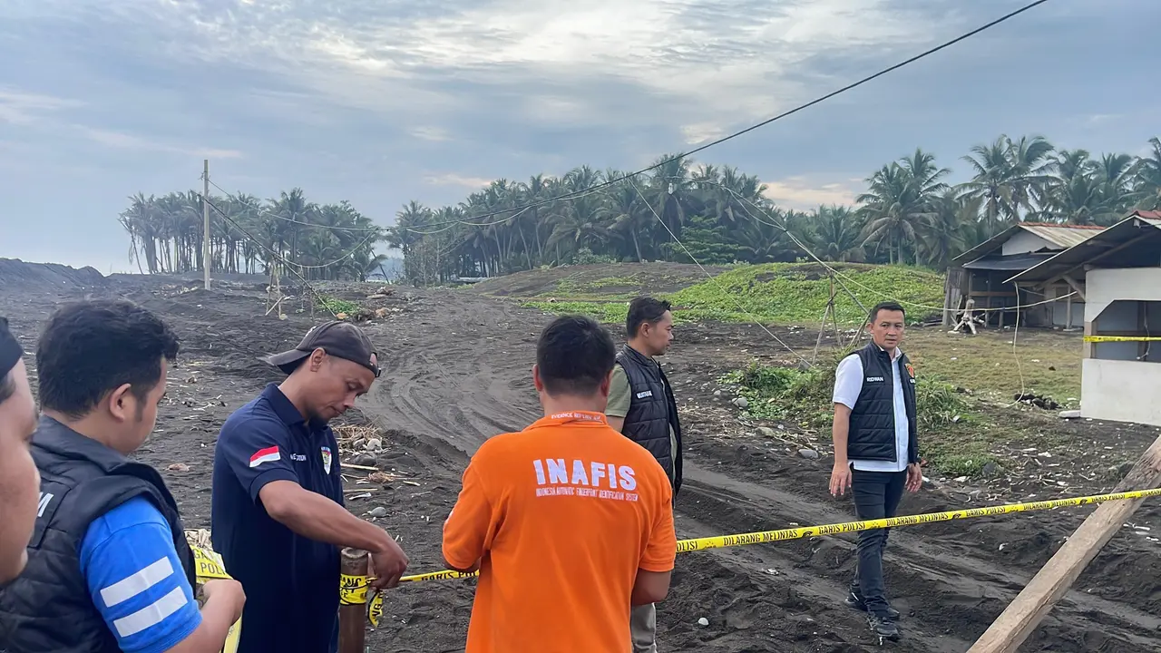 Polres Tasikmalaya, bersama TNI, Satpol-PP dan Pemda Kabupaten Tasikmalaya, menutup lokasi tambang pasir galian C ilegal di Kecamatan Cikalong dan Karangnunggal, Tasikmalaya. (Liputan6.com/Jayadi Supriadin)