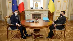 Presiden Prancis Emmanuel Macron (kiri) dan Presiden Ukraina Volodymyr Zelenskyy sebelum pertemuan di Kyiv, Ukraina, 8 Februari 2022. Macron mengatakan dia telah meyakinkan Presiden Rusia Vladimir Putin untuk tidak meningkatkan krisis di sekitar Ukraina. (HANDOUT/LAYANAN PERS PRESIDEN UKRAINIAN/AFP)