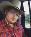 Kabar menyedihkan datang dari penyanyi bersuara emas Ed Sheeran. Sebuah bencana menimpanya dan menyebabkan terjadinya patah tulang di bagian tangan. (Instagram/teddysphotos)