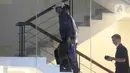 Bupati Lampung Tengah, Ardito Wijaya (mengenakan jaket) berjalan menuju ruang pemeriksaan sesaat setelah tiba di Gedung Merah Putih Komisi Pemberantasan Korupsi (KPK), Jakarta, Rabu (10/12/2025). (Liputan6.com/Helmi Fithriansyah)