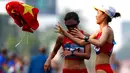 Pelari China Yang Jiayu dilemparkan bendera setelah menyelesaikan nomor Jalan Cepat 20 Km Putri Asian Games 2018 di Stadion Utama Gelora Bung Karno, Jakarta, Senin (27/8). Jiayu Yang meraih posisi pertama sekaligus memecahkan rekor. (AP/Bernat Armangue)