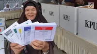 Warga menunjukkan surat suara saat pemungutan ulang Pemilu 2019 di TPS 71 Kelurahan Cempaka Putih, Kecamatan Ciputat Timur, Tangerang Selatan, Rabu (24/4). Pencoblosan ulang dilakukan karena ditemukannya pelanggaran oleh Bawaslu saat pemilu serentak pada 17 April 2019 lalu. (merdeka.com/Arie Basuki)