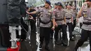 Danpas Gegana Korbrimob Polri Brigjen Imam Widodo mengecek kesiapan petugas saat Apel Pasukan di Mako Brimob Kelapa Dua, Depok, Jawa Barat, Senin (23/4). (Liputan6.com/Immanuel Antonius)