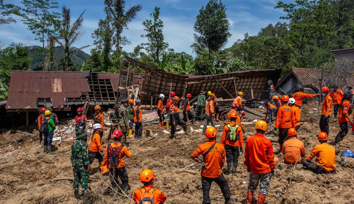 Sementara, 25 warga lainnya masih dinyatakan hilang. Tampak dalam foto, tim penyelamat berkumpul di depan rumah-rumah yang hancur selama operasi penyelamatan di lokasi longsor di Desa Situkung, Banjarnegara, Jawa Tengah, pada Rabu 19 November 2025. (DEVI RAHMAN/AFP)