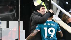 Manajer Bournemouth, Andoni Iraola, memberikan selamat kepada Justin Kluivert berkat performa impresif anak Patrick Kluivert itu saat melawan Newcastle United dalam lanjutan Liga Inggris 2024/2025, Sabtu (18/1/2025). (Oli SCARFF / AFP)