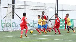 Para pemain U-11 silih berganti melancarkan serangan ke gawang lawannya dalam Liga Bola Indonesia di Sabnani Park, Tangerang Selatan, Minggu (16/10/2016). (Liga Bola Indonesia)