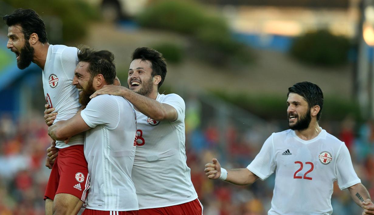 Pemain Georgia merayakan golnya ke gawang Spanyol pada laga persahabatan di Coliseum Alfonso Perez, Madrid, Rabu (8/6/2016) dini hari WIB. (AFP/Gerard Julien)
