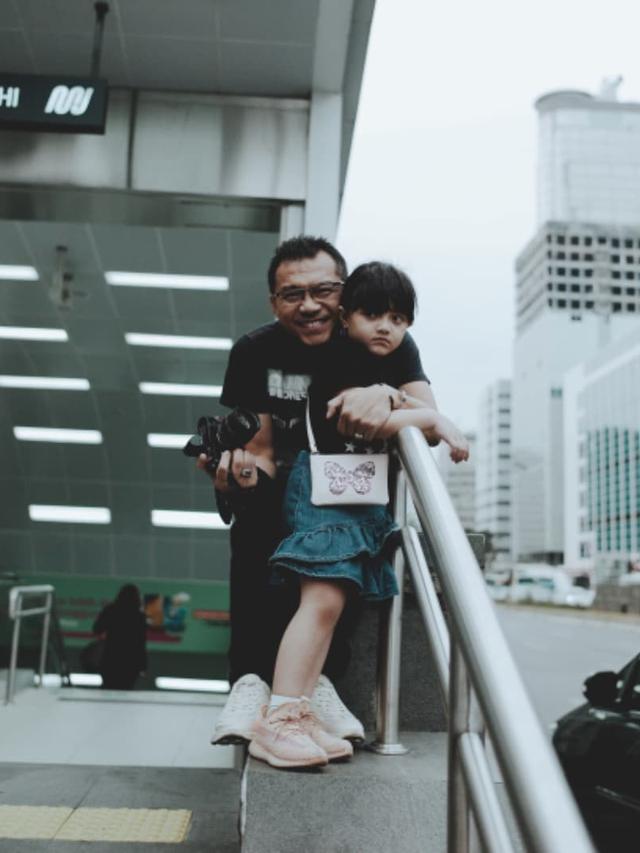 Potret Arsy Hermansyah Belajar Naik MRT (sumber: instagram/@queenarsy)