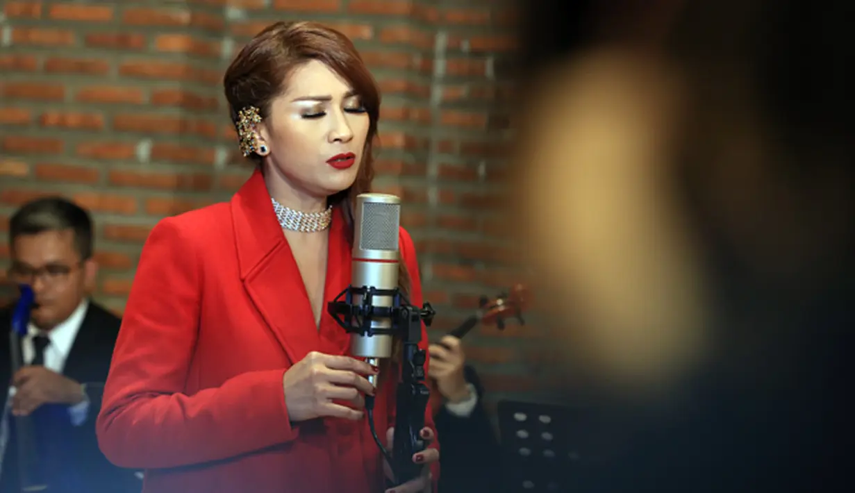 Sejak lama Tata Janeeta bersahabat dengan Maia Estianty. Apalagi, saat itu pernah satu manajemen. Untuk proyek barunya, Tata mengandeng musisi Maia sebagai produser. (Deki Prayoga/Bintang.com)