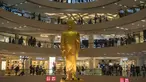 Patung Buddha berukuran raksasa berdiri di Tunjungan Plaza Mall, Surabaya, Jawa Timur, Kamis (1/6/2023). Patung Buddha ini berhasil memecahkan rekor Museum Rekor Dunia Indonesia (MURI). (JUNI KRISWANTO/AFP)